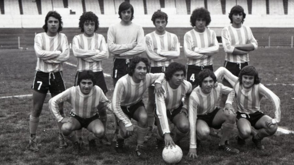 El mini Racing que en 1975 propició el debut del jugador más joven de la historia del fútbol argentino, Carlos Castriotta. En la imagen, el primero de arriba, a la izquierda con el siete en el pantalón.
