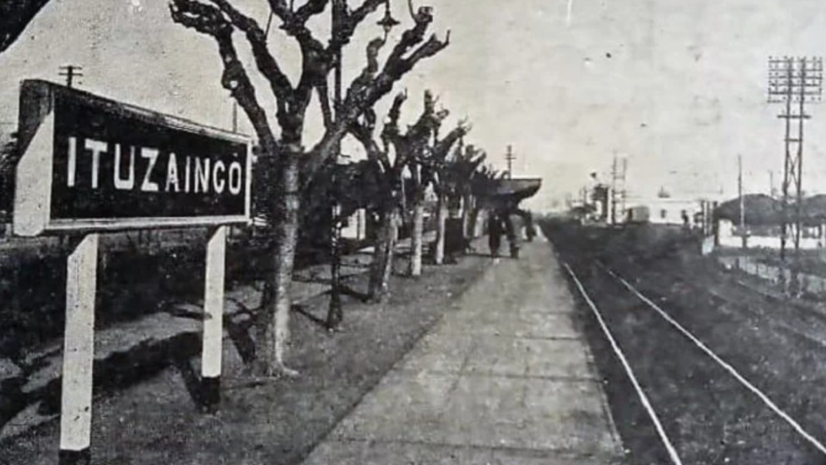 El mítico cartel de la estación Ituzaingó del siglo pasado no se perderá en la nada de la historia. Un querido club local ya lo tiene en su sede.