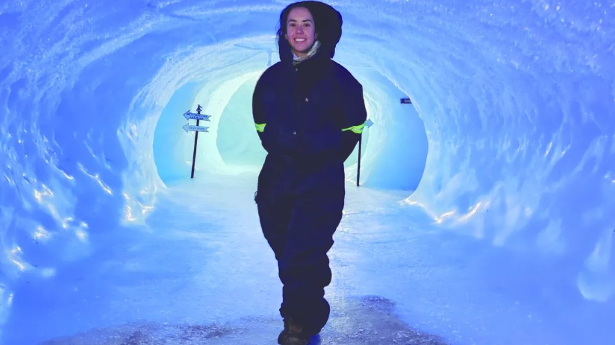 Guadalupe Nuss, en un túnel de hielo de la Base Belgrano II, en la Antártida Argentina.