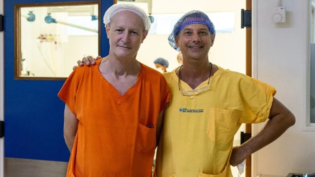 Los doctores Pablo Lehrner y Alejandro Galati encabezaron el equipo de cirujanos que hizo que volviera a caminar un hombre de 68 años.