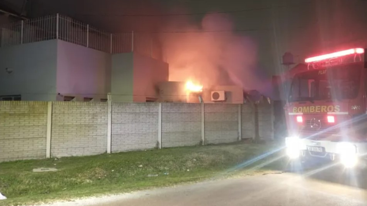 Los bomberos de Pilar fueron alertados por los vecinos y llegaron rápidamente al lugar, que fue arrasado en varios sectores por el fuego.