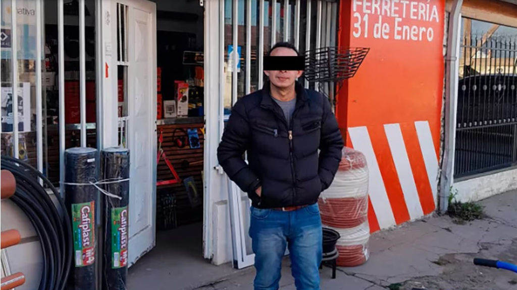 Pedro Fernández, en el frente de la su ferretería. Detrás del local murieron atrapados su ex mujer y su hijo.