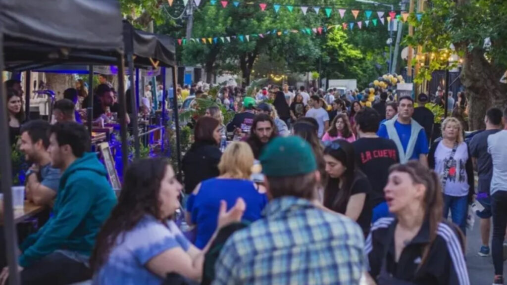 Food trucks, música en vivo y mucha pero mucha gente, los tres condimentos de siempre en el Paseo Lomitas, en Lomas de Zamora.