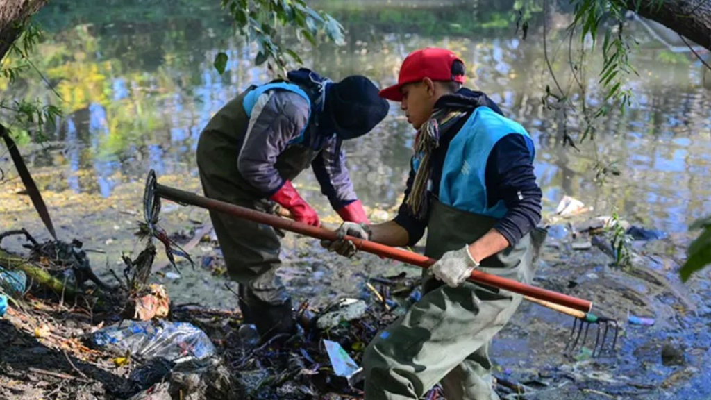 Las tareas de limpieza del arroyo Escobar son para evitar inundaciones ante crecidas del Río Luján.