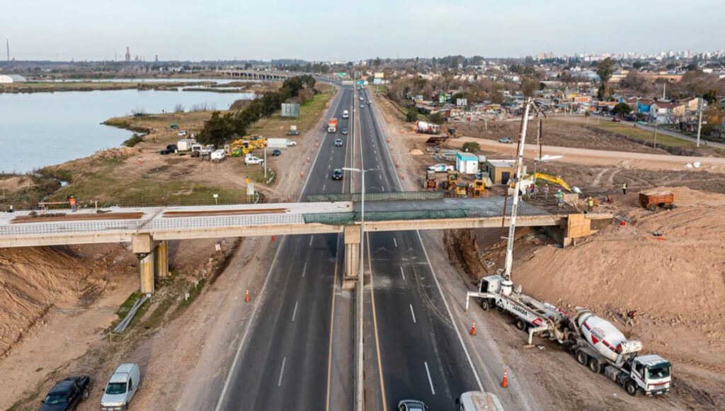 El empalme de la AU BA-LP con la avenida 502 avanza sin pausas. Los nuevos trabajos ya fueron licitados.