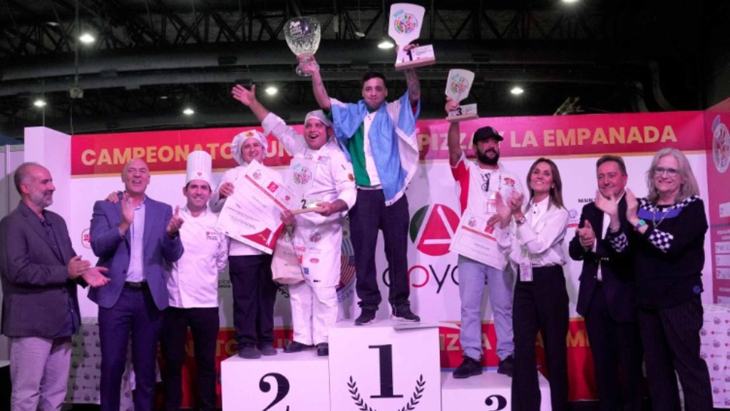 Daniel Gabrielli en lo más alto del podio del primer Campeonato Mundial de la Pizza y la Empanada organizado por APYCE, la Asociación de Pizzerías y Casas de Empanadas de la República Argentina.
