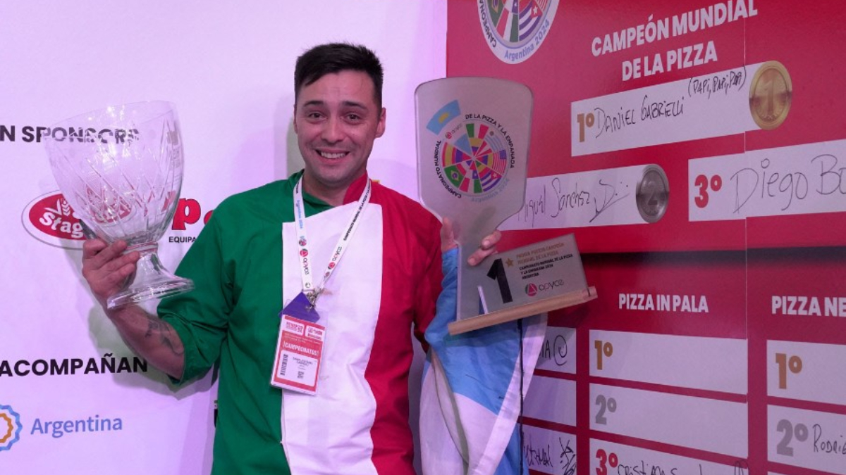 Daniel Gabrielli, de Pilar, emocionado luego de dejar plasmada su firma en el 'Muro de la Fama' del Primer Campeonato Mundial de la Pizza y la Empanada.