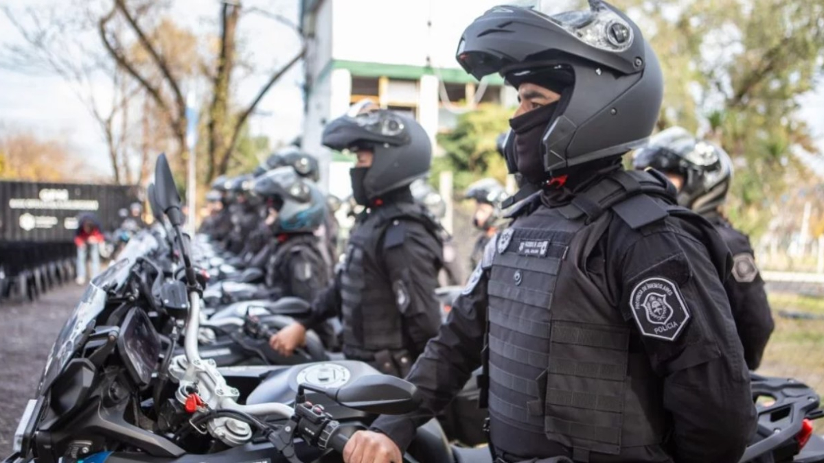 A Hurlingham llegaron 35 agentes que patrullarán as calles en 15 nuevas motos marca BMW.