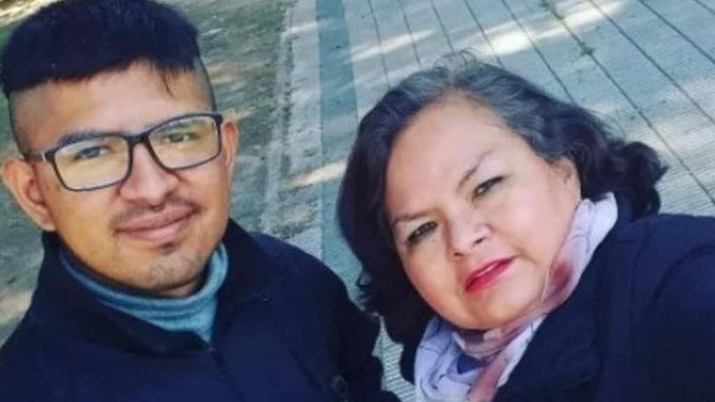 Carlos Enrique Sánchez Paredes era vecino de Bernal Oeste, en Quilmes. Lo mataron de un fierrazo en la cabeza mientras esperaba el colectivo. En la foto, con su mamá Maritza.