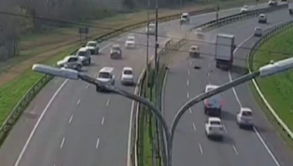 El momento del choque en el kilómetro 18 del Camino del Buen Ayre, donde murió arrollado Pablo Santillán.