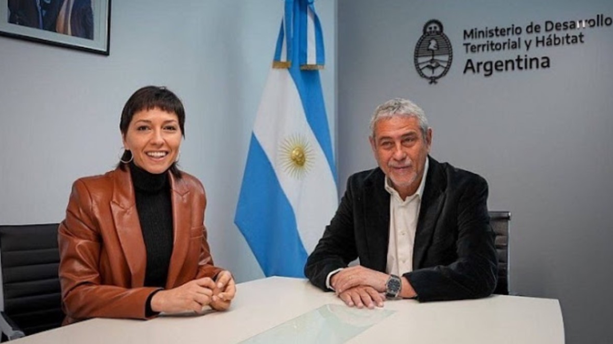 Otros tiempos. Mayra Mendoza y Jorge Ferraresi sonrían durante un convenciko entre Qjuilmes y el ministerio de Habitat y Desarrollo Territorial del gobierno de Alberto Fernéndez, que dirigía Jorge Ferraresi.