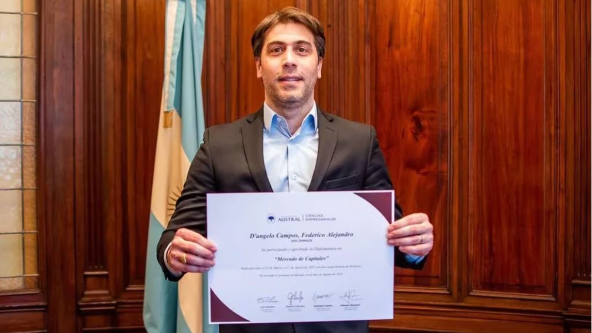 Federico D'Angelo Campos, con su certificación que lo acredita como concejal de Quilmes.