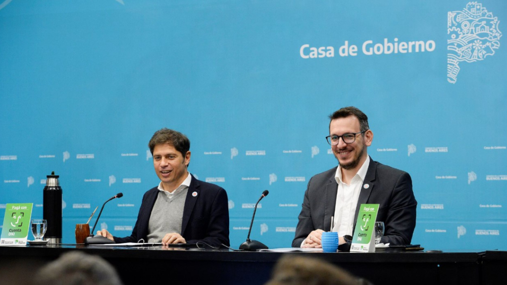 Axel Kicillof y el presidente del Banco Provincia, Juan Cuatrommo, durante la conferencia de anuncio de la continuidad de la Cuenta DNI.