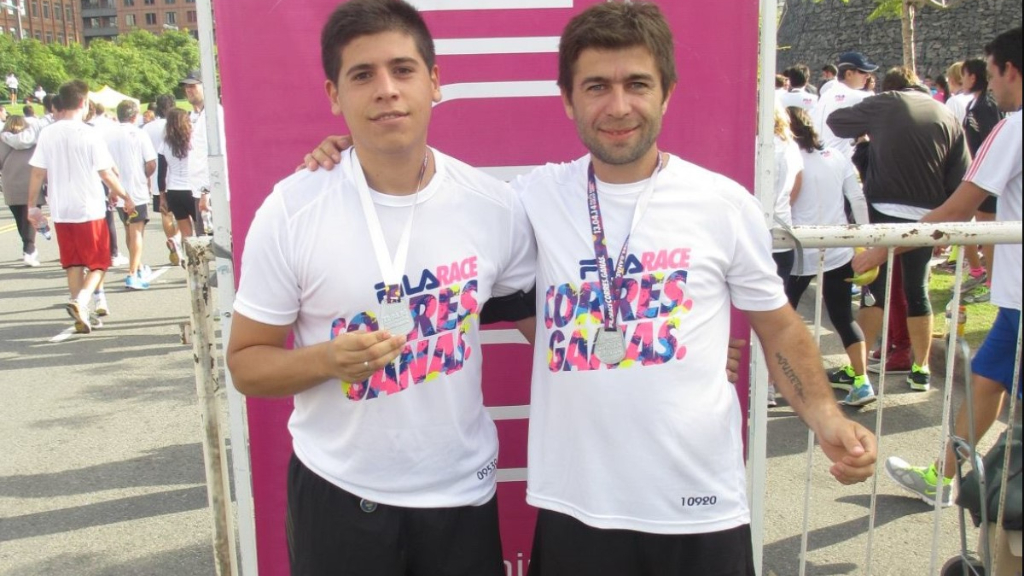 El suboficial Simoni (Izq), junto a su hermano, en una antigua foto de Facebook del año 2014.