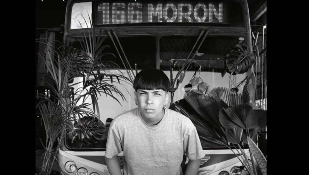Milo J y su fidelidad al colectivo 166 de Morón, el bondi con el que recorre todos los barrios moronenses.