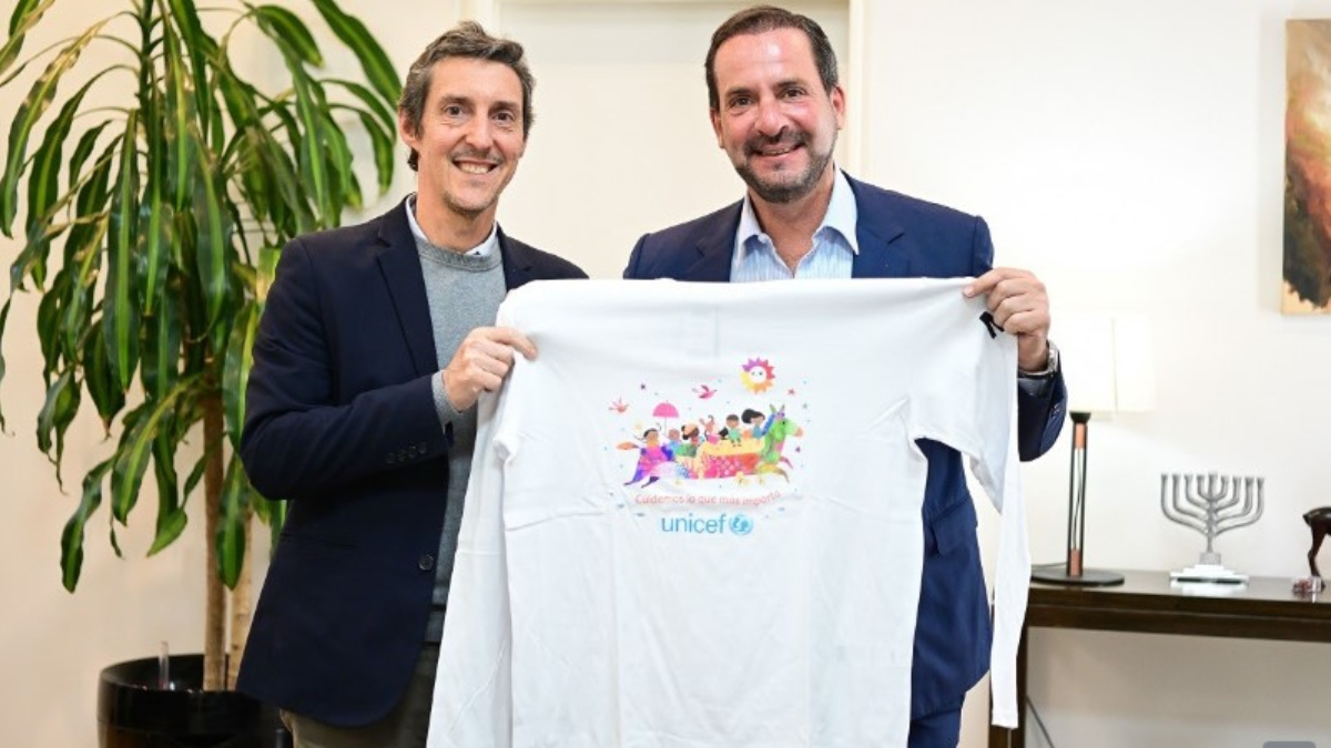 Ariel Sujarchuk, intendente de Escobar, junto a Martín Giménez Rebora, gerente de Movilización de Recursos de UNICEF Argentina, durante la firma del nuevo convenio..