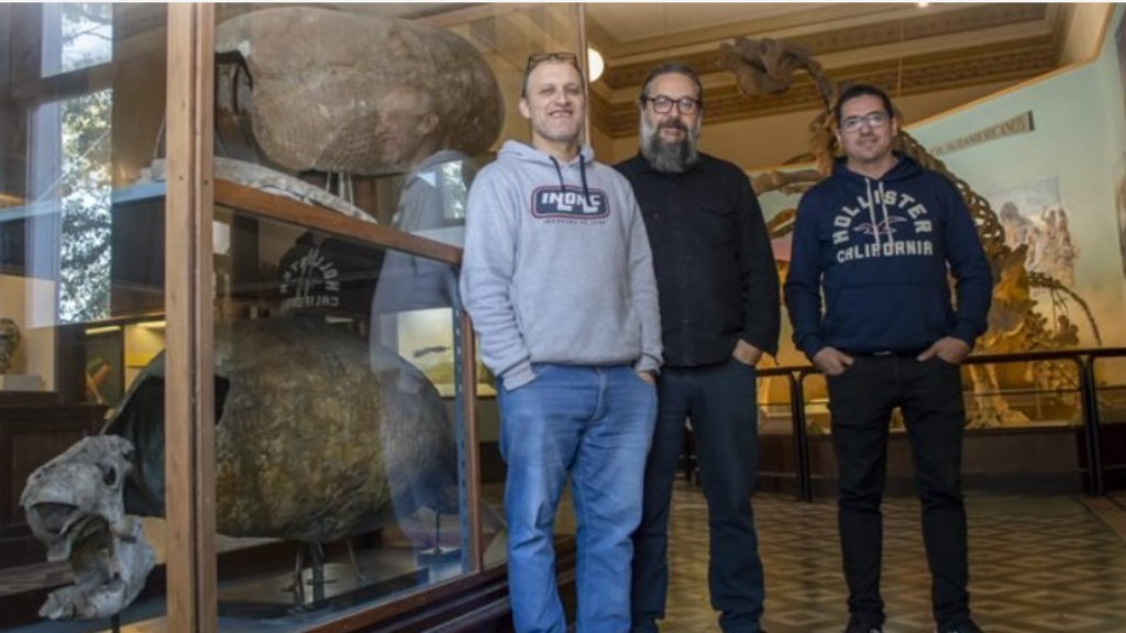 Los expertos del Conicet Martín de los Reyes, Mariano Del Papa y Miguel Delgado junto a un ejemplar de Neoesclerocalyptus, en el Museo de La Plata.