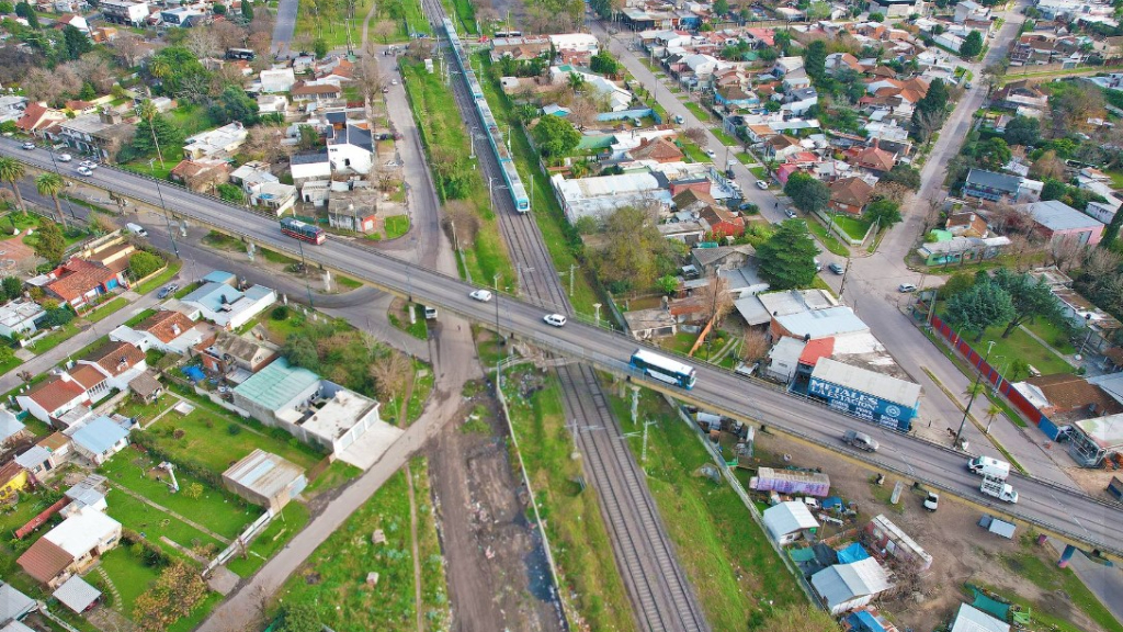 El puente de Claypole, sobre las vías del ferrocarril Roca, es uno de los más utilizados por los vecinos de esa zona del sur del GBA.