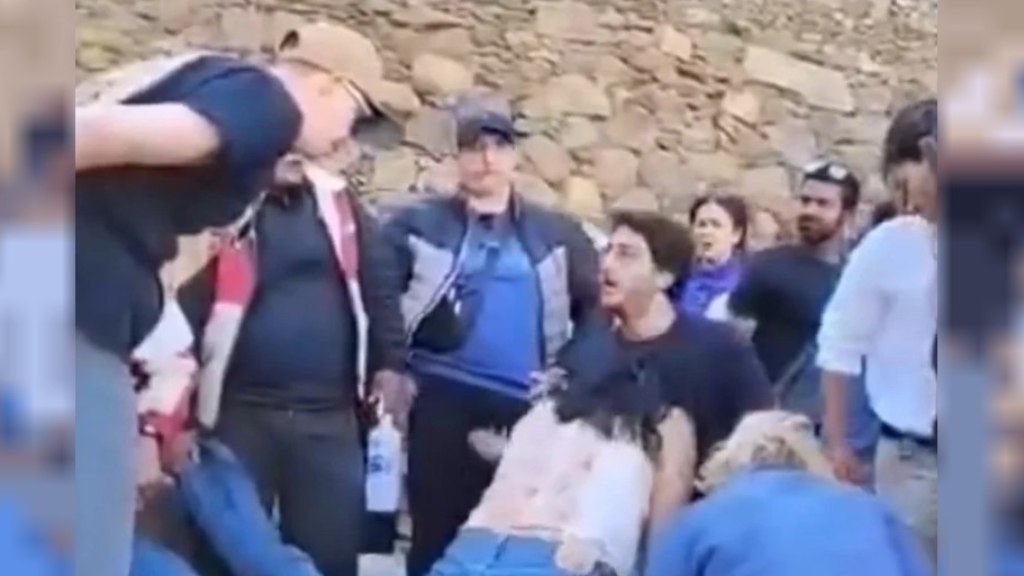 El momento del desenlace fatal muestra cómo las personas le realizan maniobras de RCP a Jorge Rubisntein con su esposa al lado en Machu Picchu.