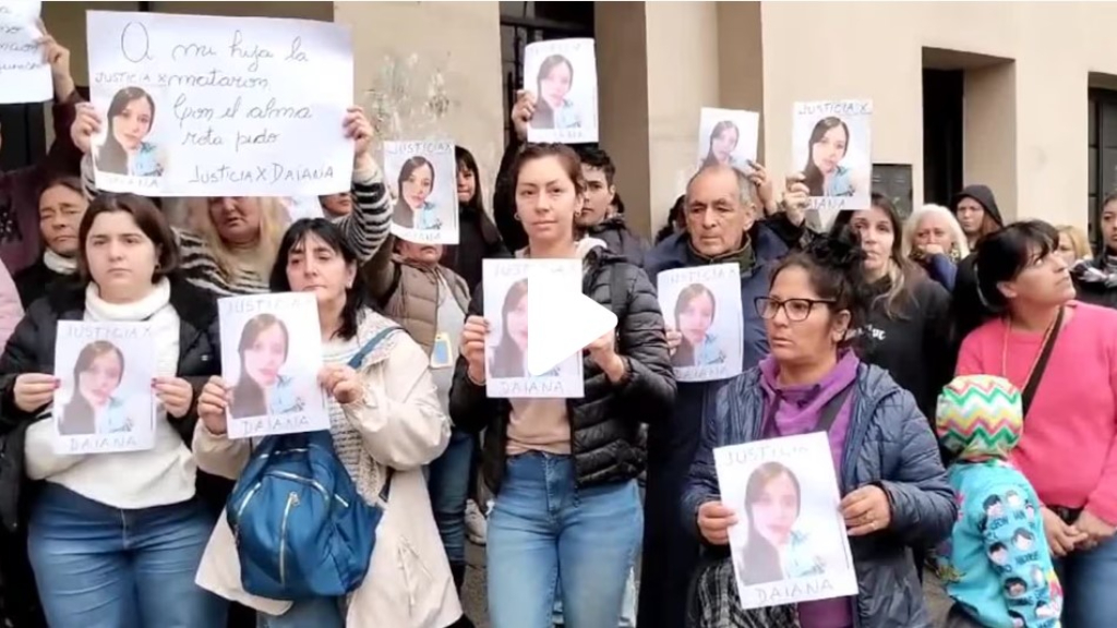 Familiares y amigos de Daiana Fontes hicieron una marcha reclamando justicia en la puerta de los Tribunales de Quilmes.