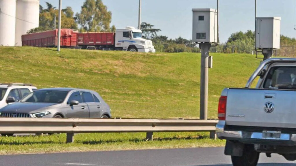 Dos puestos de fotomultas ubicadas en la Panamericana. Ahora van a agregar varias cámaras más.
