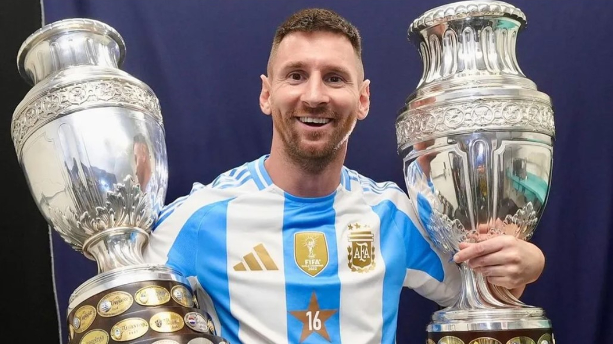 Lionel Messi, con sus dos copas América ganadas. El Hospital del Bicentenario de Escobar ahora sortea una camiseta suya firmada por él y sus compañeros campeones en Estados Unidos.