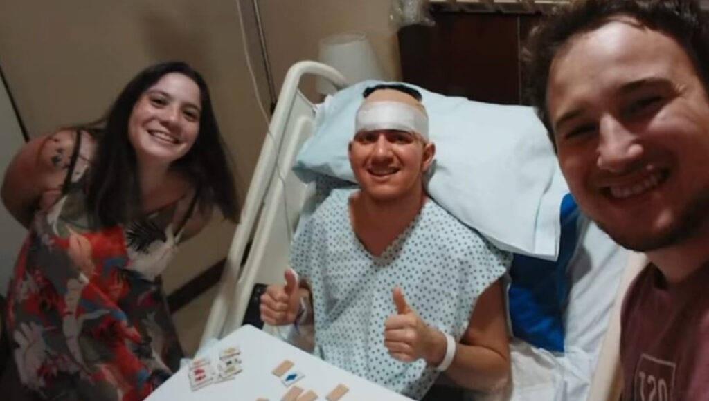 Gerson Carranza, rodeado de amigos y seres queridos. Al joven estudiante de la UTN de Pacheco deben operarlo para salvarle la vida.