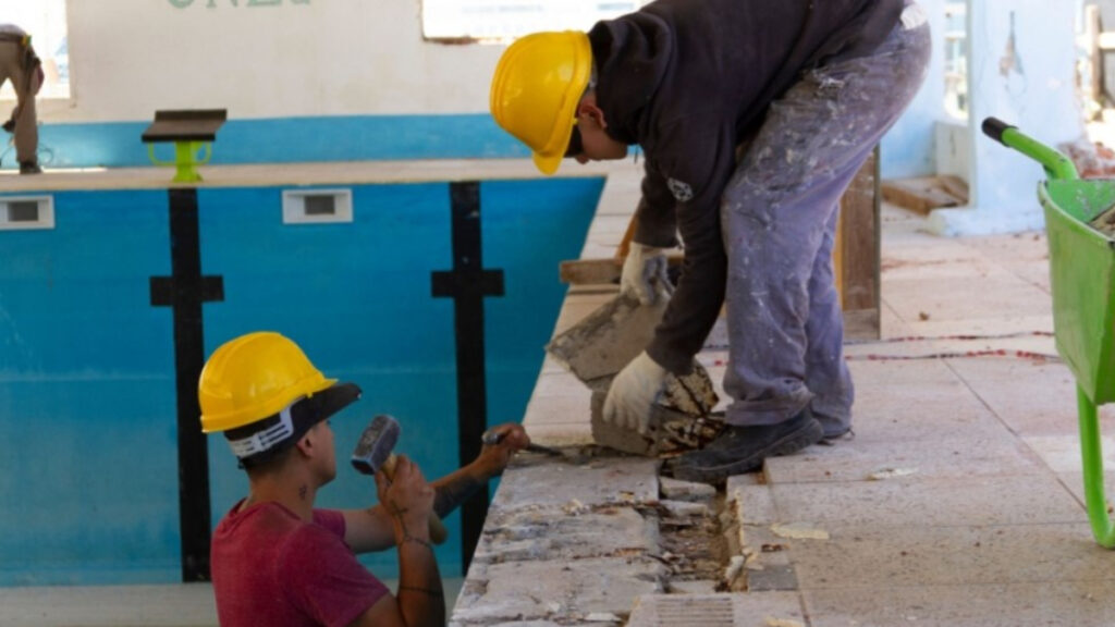 Provincia finalizará las obras del natatorio de la Universidad de Luján, tras un anuncio del gobernador Axel Kicillof.