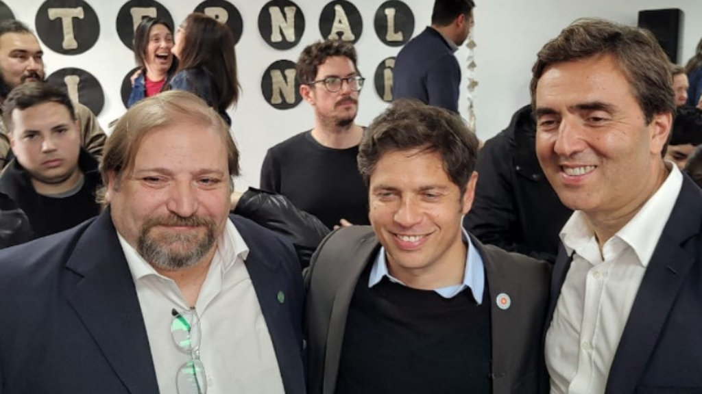 El gobernador Axel Kicillof, junto al rector de la Universidad de Luján y el intendente local.