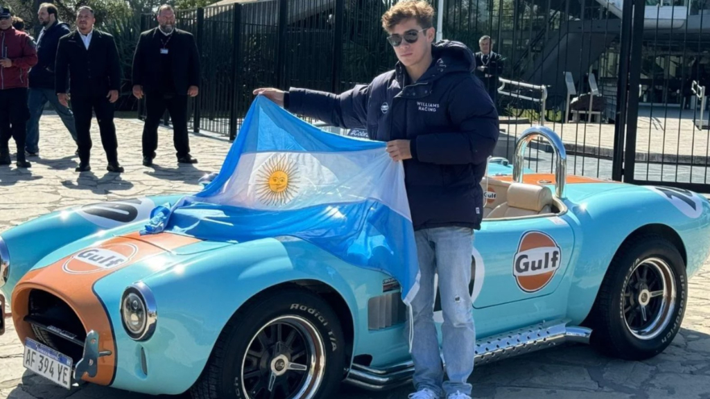 El Shelby Cobra que manejó días atrás en las calles de Buenos Aires el piloto Franco Colapinto también estará en Motor Show 2024 en Nordelta.