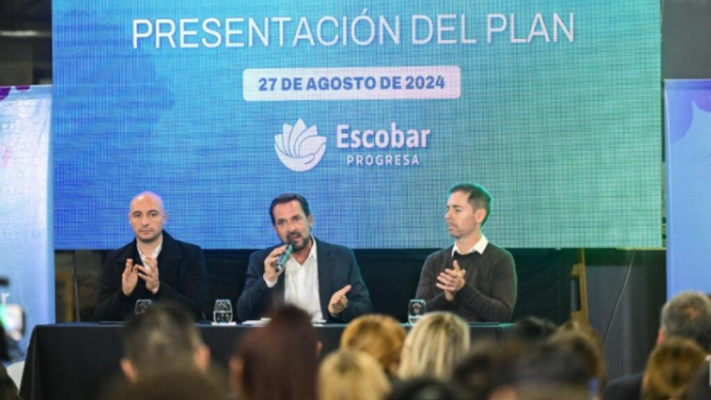 El intendente de Escobar, Ariel Sujarchuk, encabezó el anuncio de la multimillonaria inversión en Salud que implementan en el distrito.