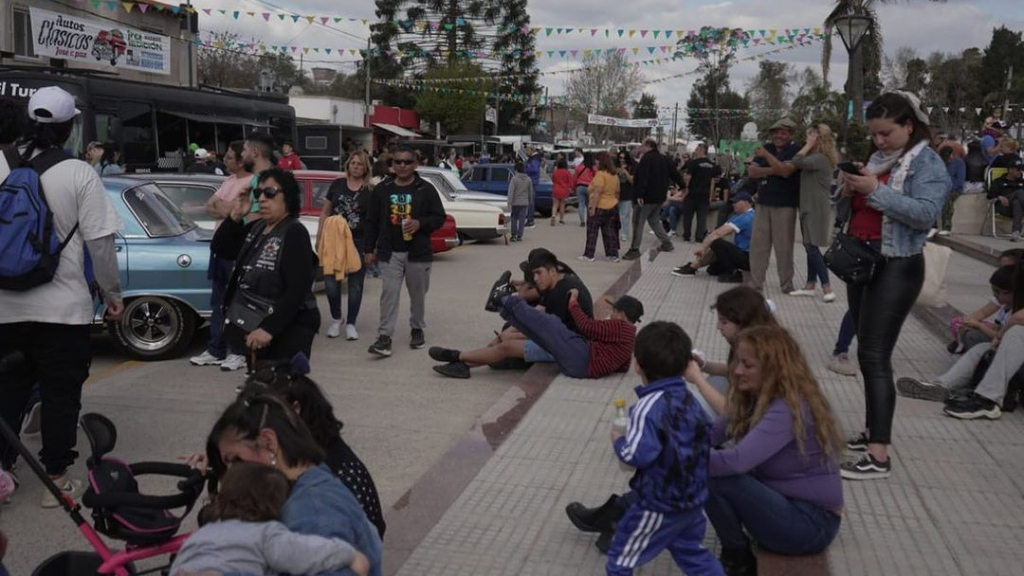 La entrada para ver los autos clásicos es un alimento no perecederos para aportar a merenderos y comedores de José C. Paz.