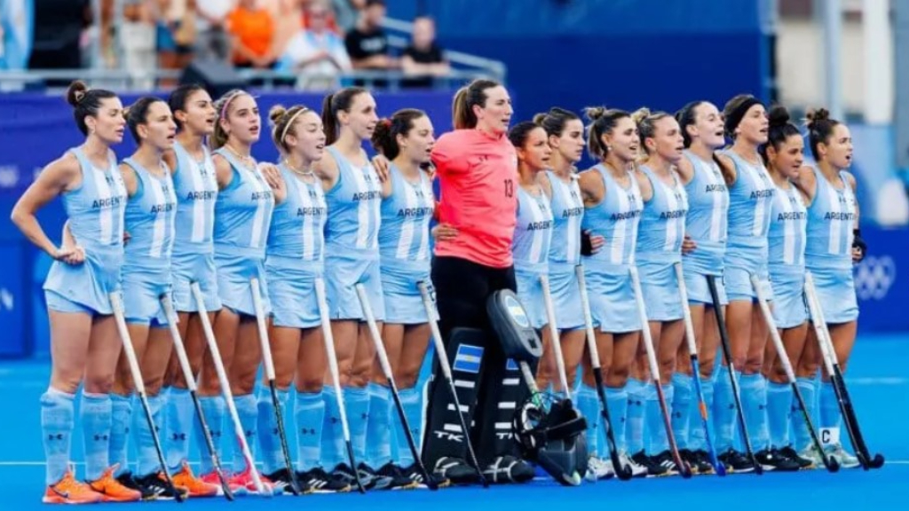 Cosentino, en el medio de la formación de Las Leonas. La arquera es pilar del seleccionado argentino.