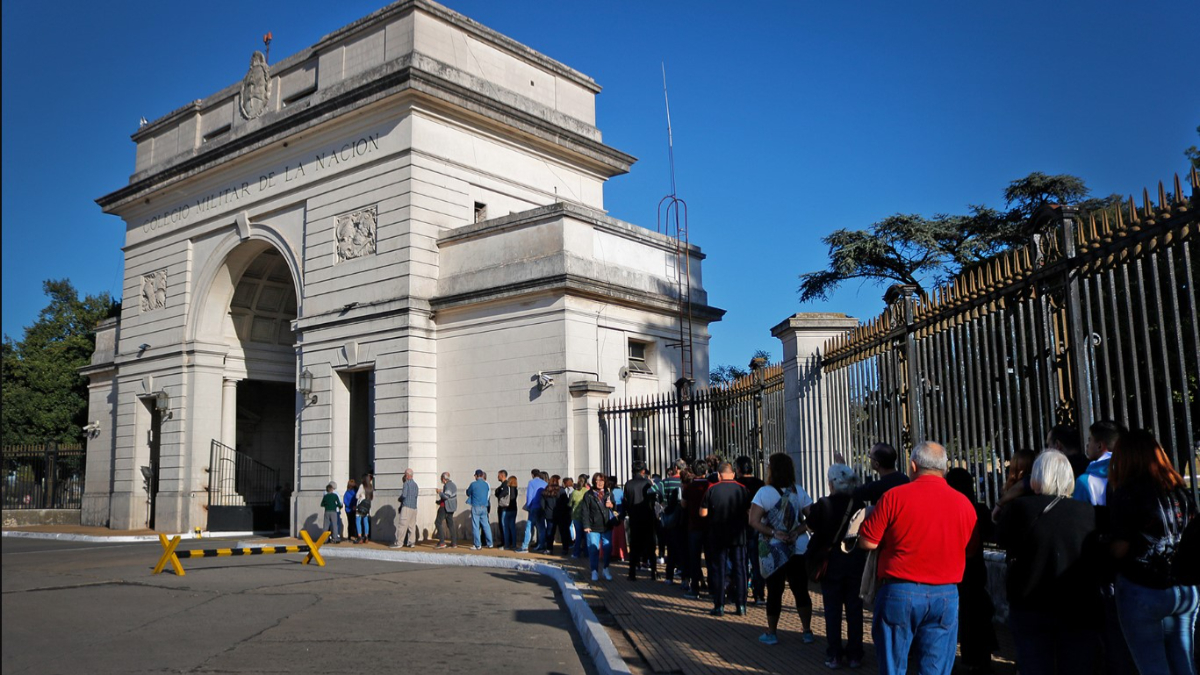 El tradicional pórtico de entrada al Colegio Militar de la Nación, en El Palomar, es el punto de partida de las visitas guiadas.