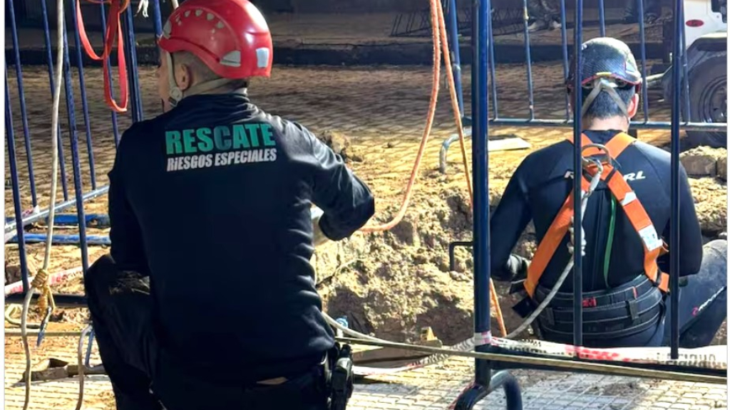 Los operarios trabajan en el lugar donde fue descubierto el tunel del Banco Macro, en Chacabuco al 400, en San Isidro.