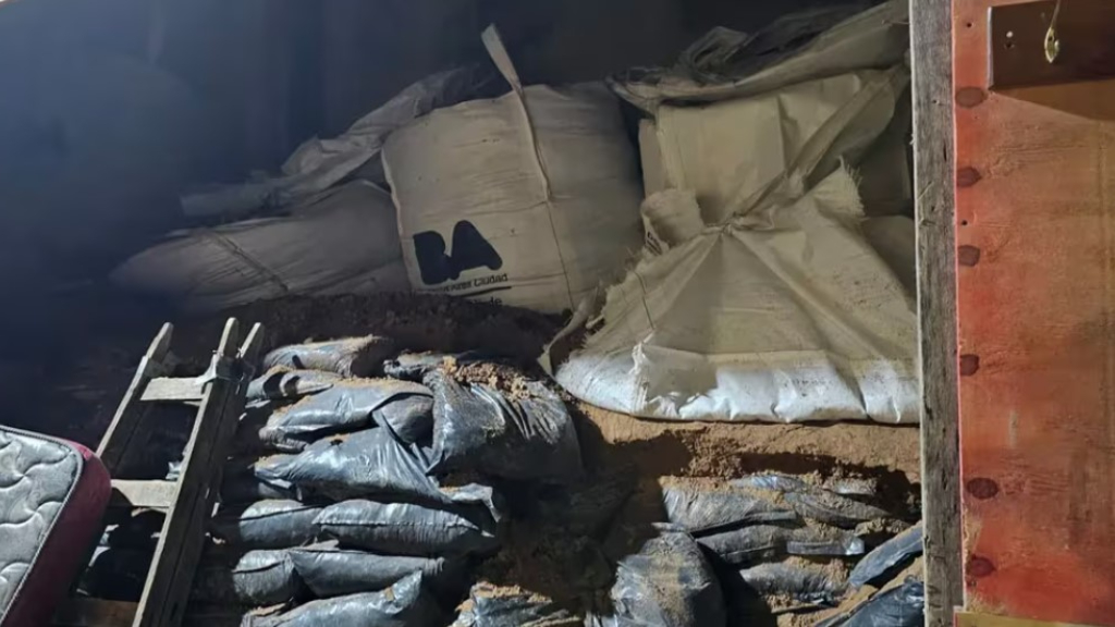 Bolsas de tierra, bolsones y elementos de trabajo fueron hallados dentro del túnel del Banco Macro de San Isidro.