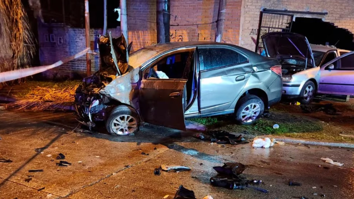 La escena de la tragedia en La Matanza, el Chevrolet Prisma en el que iban los delincuentes y el Golf que chocaron con seis albañiles abordo.