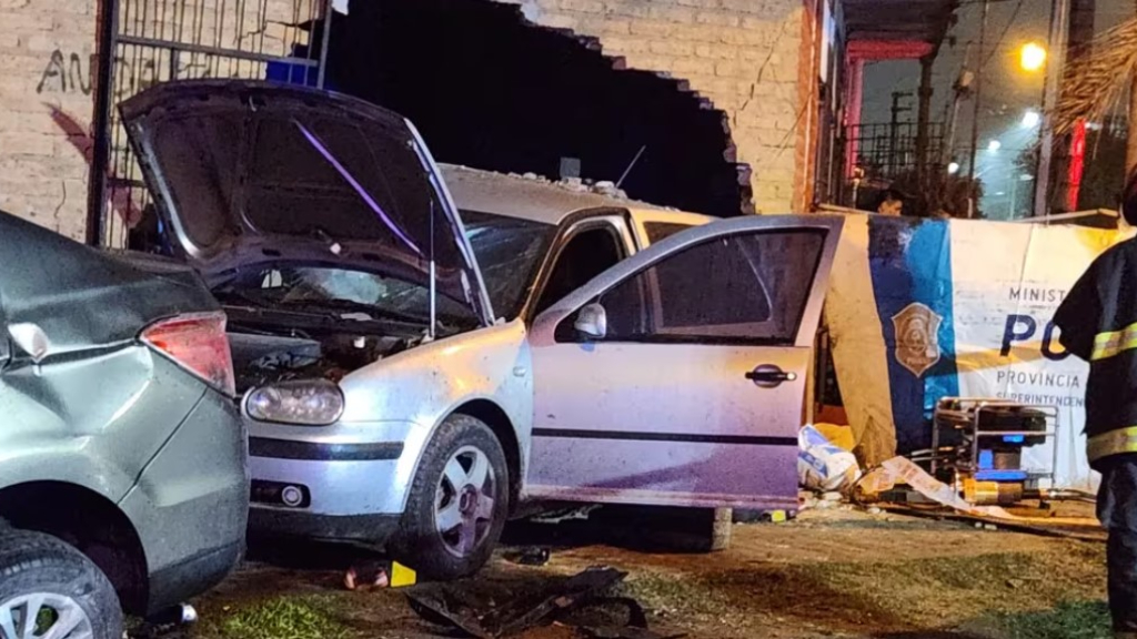 El VW Golf en el que iban los seis albañiles impactó con una pared tres el choque en Villa Luzuriaga.