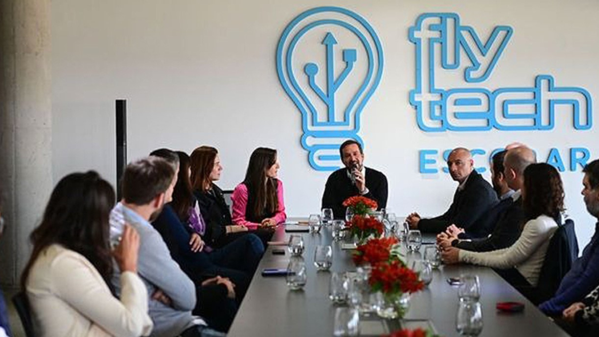 El intendente Ariel Sujarchuk, durante la reunión en el Fly Tech de Escobar.