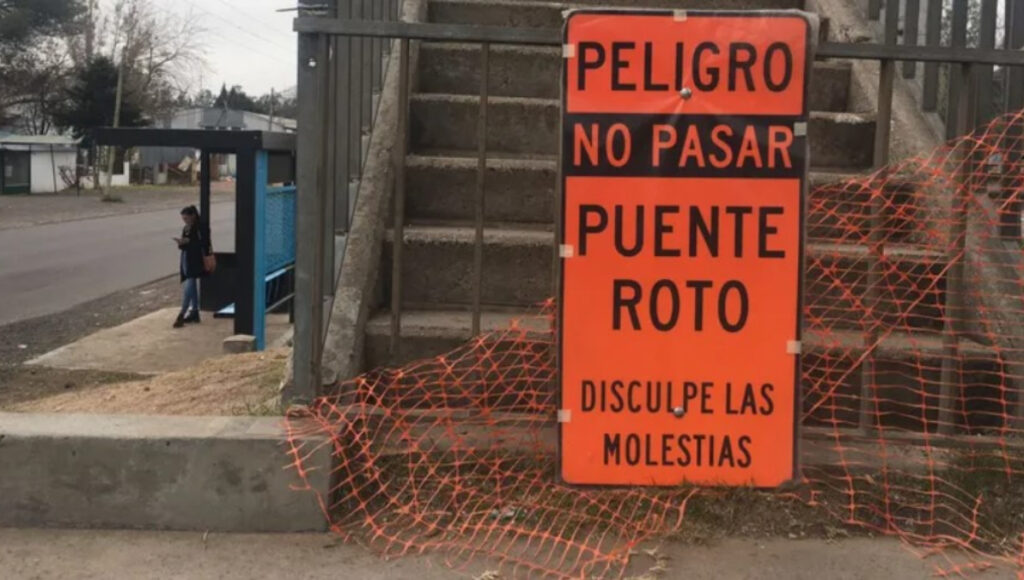 La subida del puente peatonal desemboca en la colectora de la Panamericana, a la altura del kilómetro 61.500.