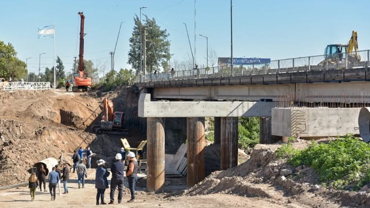 Las obras en el nuevo puente sobre el río Reconquista unirán los barrios de Bella Vista, en San Miguel,  y William Morris, en Hurlingham.