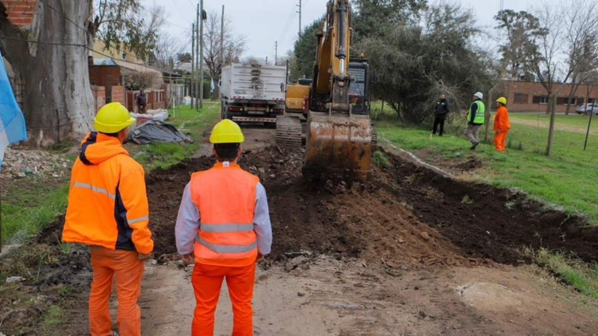 Los trabajos de pavimentación en Ituzaingó son realizador por personal del COMIREC de la provincia de Buenos Aires.