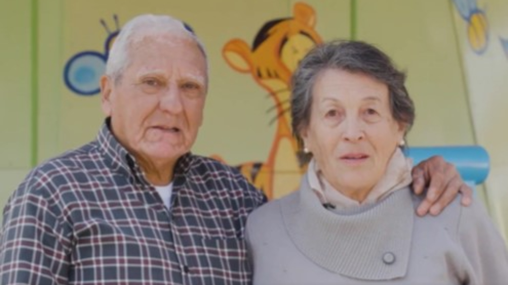 Pedro y Olga, los históricos dueños de la calesita 'El Pato Donald' de Pilar, seguirán brindando felicidad a los pibes.