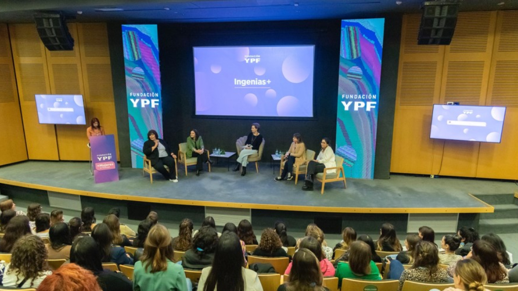 Los cursos del programa Ingenias + de YPF fueron dados en Neuquén y Ensenada, donde la empresa cuanta con dos plantas.