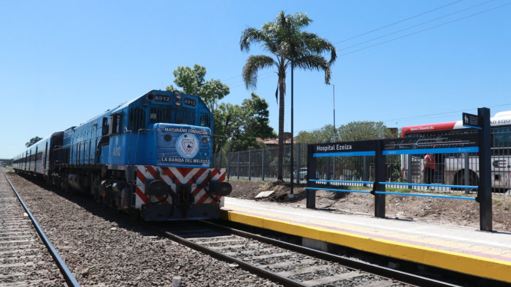 El tren llegando a la futura estación Hospital Ezeiza, justo enfrente del Hospital Eurnekian.