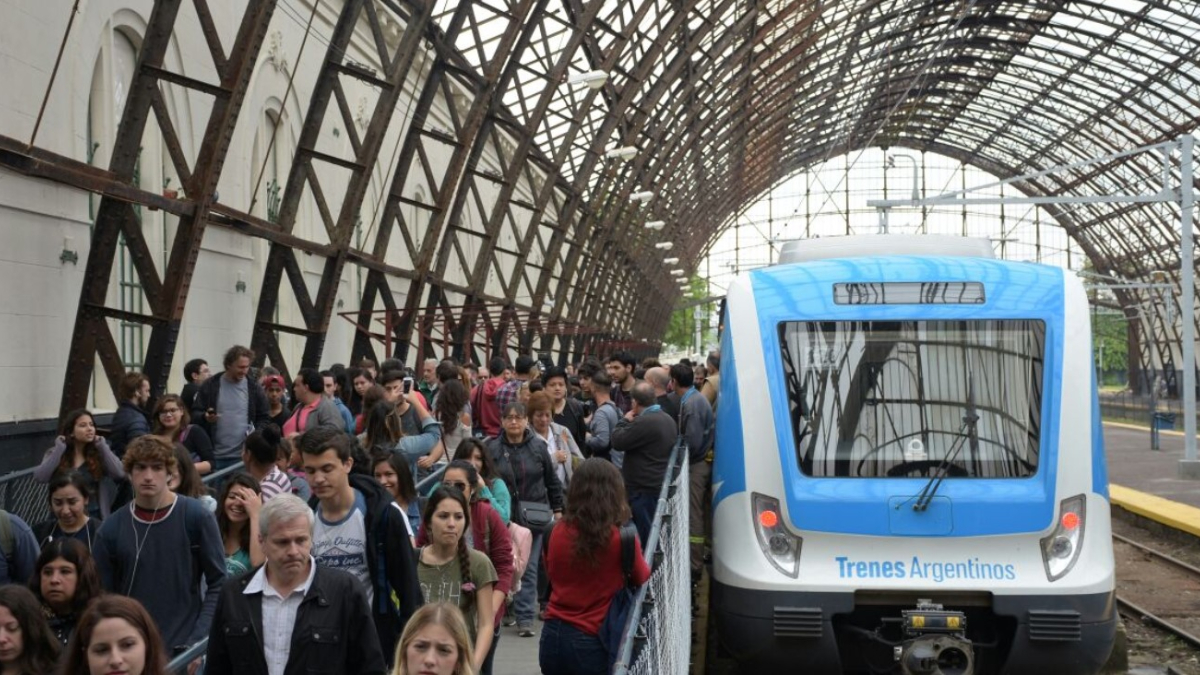 El ramal La Plata del tres Roca es uno de los más utilizados de la línea, y atraviesa populosas localidades de Avellaneda y Quilmes.