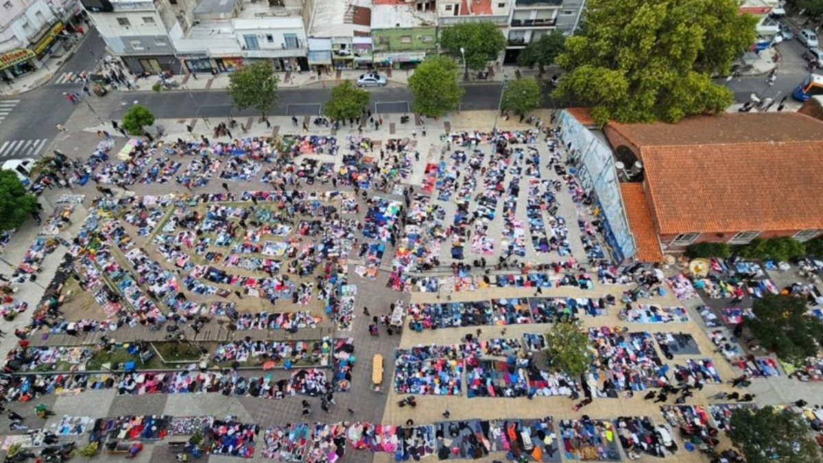 Una vista de la Plaza de la Cultura, desde los ventanales de la Universidad de Morón, donde se ve un 'hormiguero' de manteros.