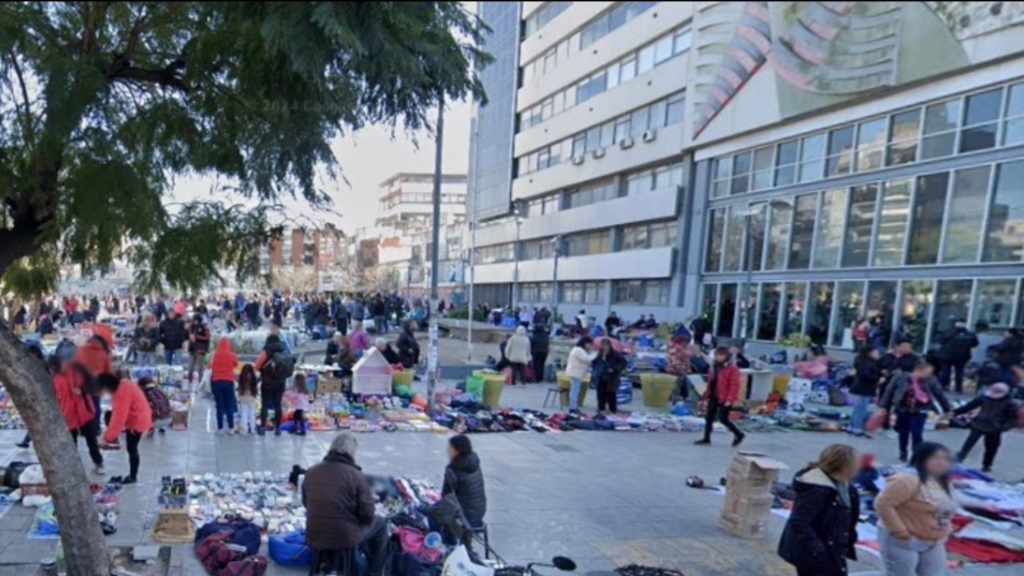 La feria de la Plaza de la Cultura de Morón empezó siendo de artesanos locales pero luego de la pandemia la situación se descontroló hasta hoy.