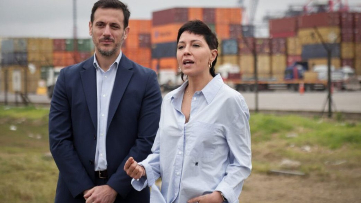 Julián Alvarez y Mayra Mendoza, juntos en el Puerto de Dock Sud, para visibilizar la presentación judicial que hicieron a la Justicia bonaerense.