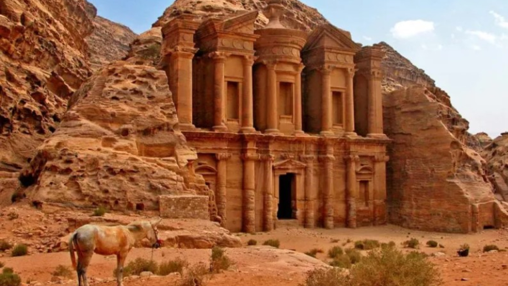 Petra, la inigualable ciudad de piedra de Jordania, es una de las siete maravillas del mundo moderno.